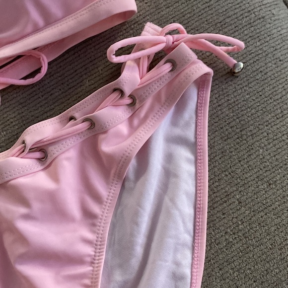 Bikini - Picture 3 of 4